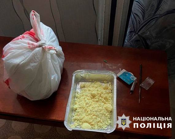 Вилучили "товару" на суму близько 400 тис. грн: у Києві затримали наркозбувачів-рецидивістів. Фото