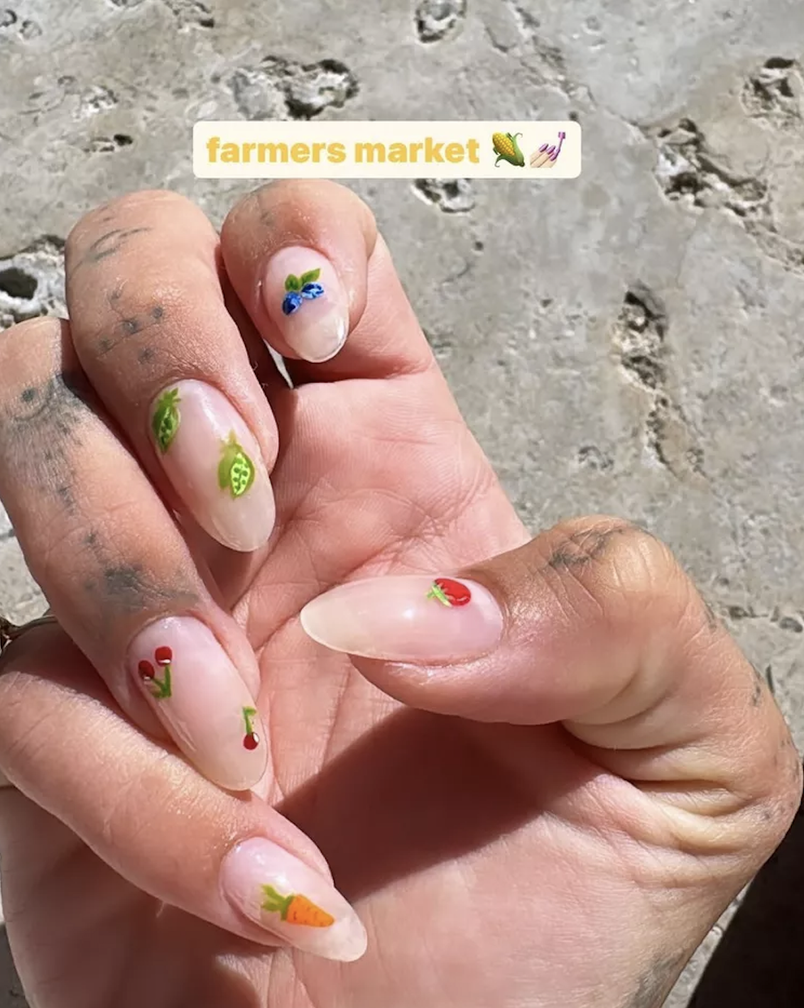 Хейли Бибер засветила неожиданный маникюр: как выглядит "летний урожай". Фото