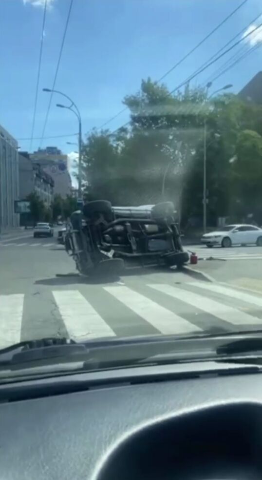 В Киеве произошла авария с участием двух легковушек: одна из машин перевернулась. Видео