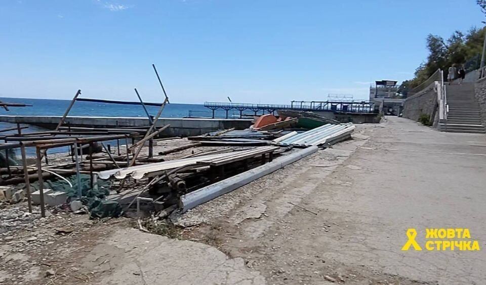 "Мы ждем возвращения!" Пляжи в оккупированной Ялте стоят пустые, а жители скучают по Украине. Фото и видео