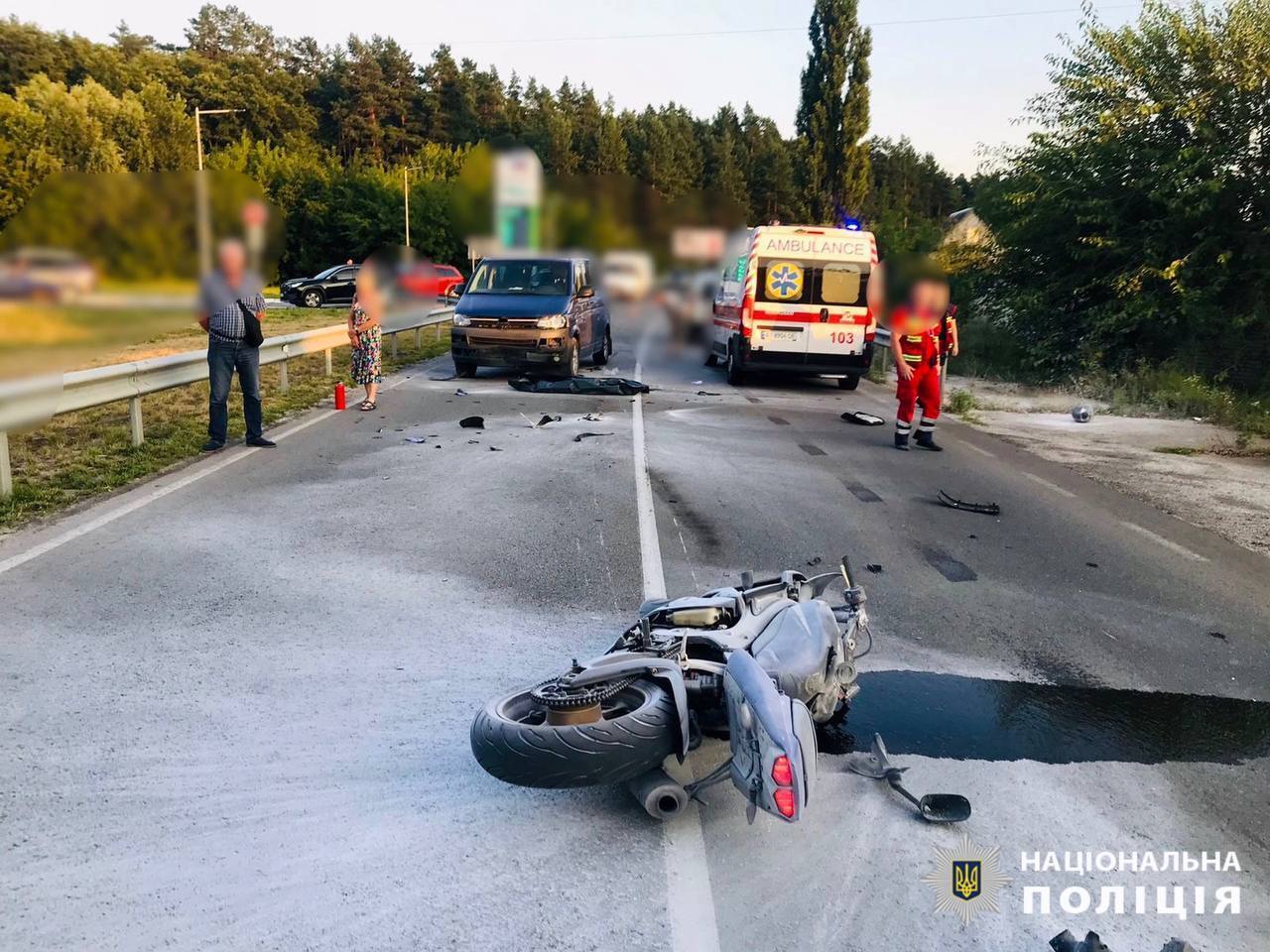 Під Києвом 18-річний мотоцикліст на швидкості зіткнувся із двома легковиками. Подробиці смертельної ДТП