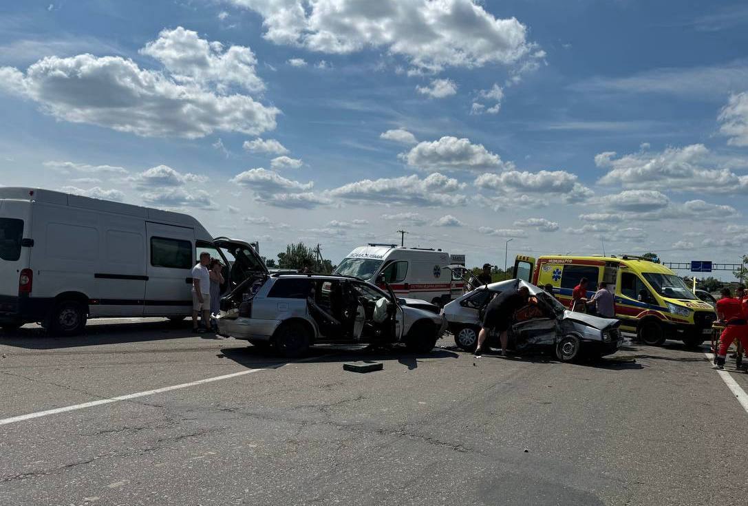 На Волині зіткнулися Audi та ВАЗ: загинула жінка, п'ятеро травмованих. Фото