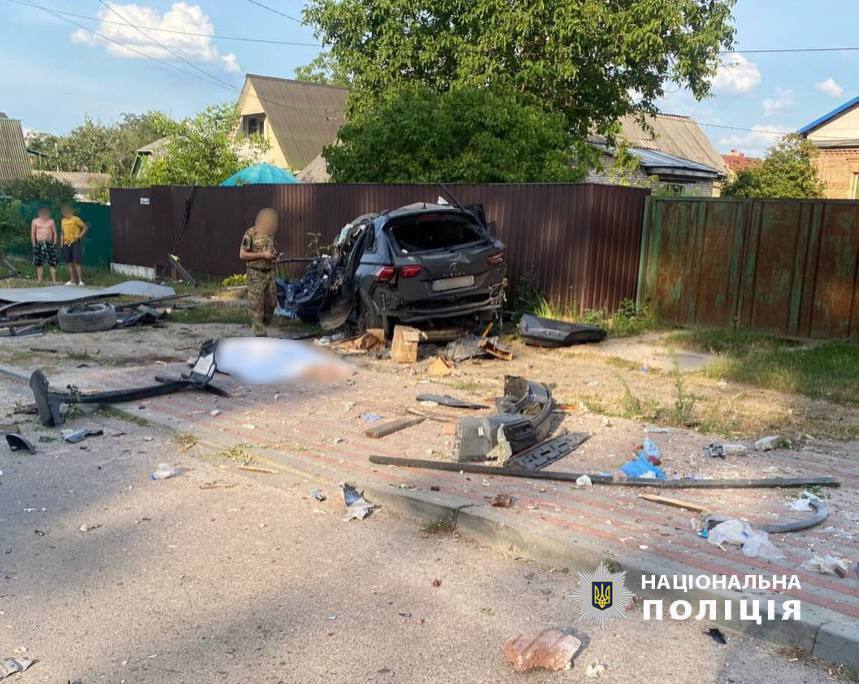 Под Киевом женщина на бешеной скорости влетела в остановку: водитель погибла, ее сына спасают медики. Видео