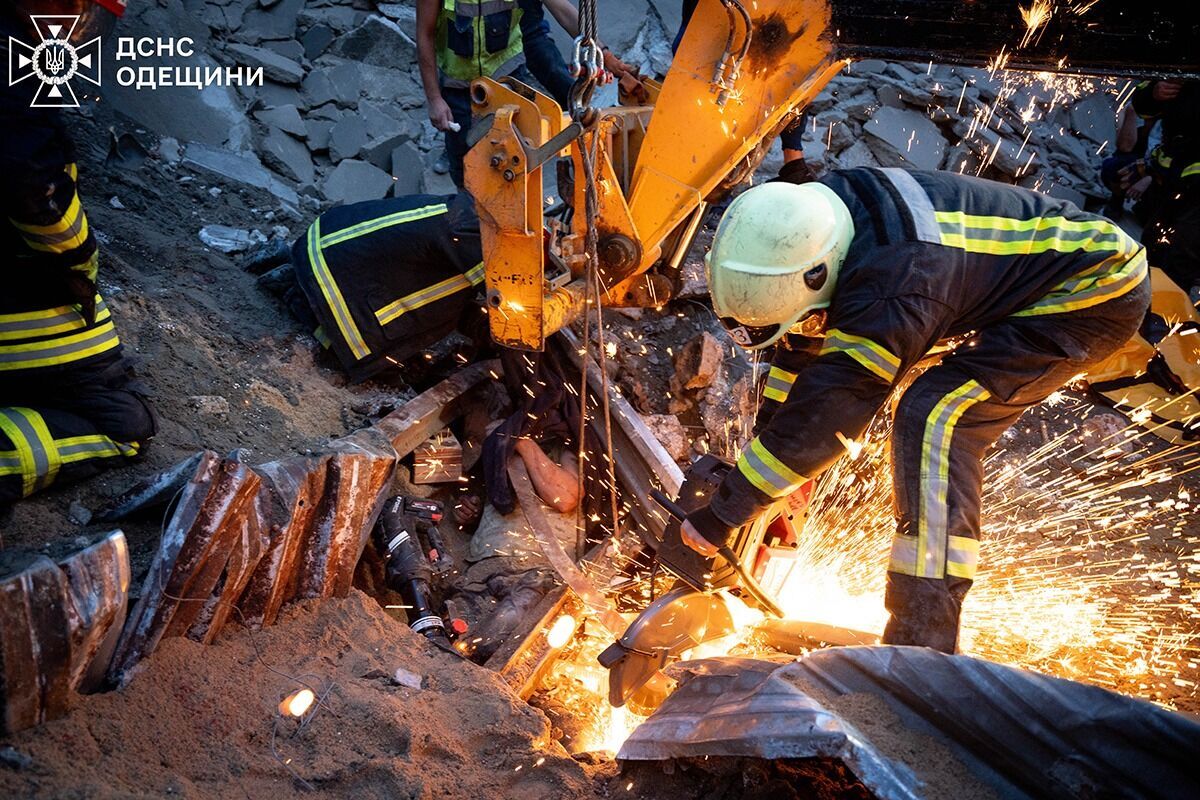 У порту Одеси через руйнування будівлі загинув чоловік, інший дістав поранення: деталі трагедії. Фото і відео