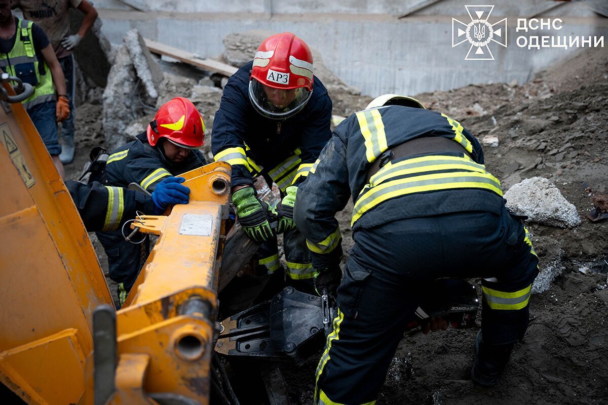 У порту Одеси через руйнування будівлі загинув чоловік, інший дістав поранення: деталі трагедії. Фото і відео