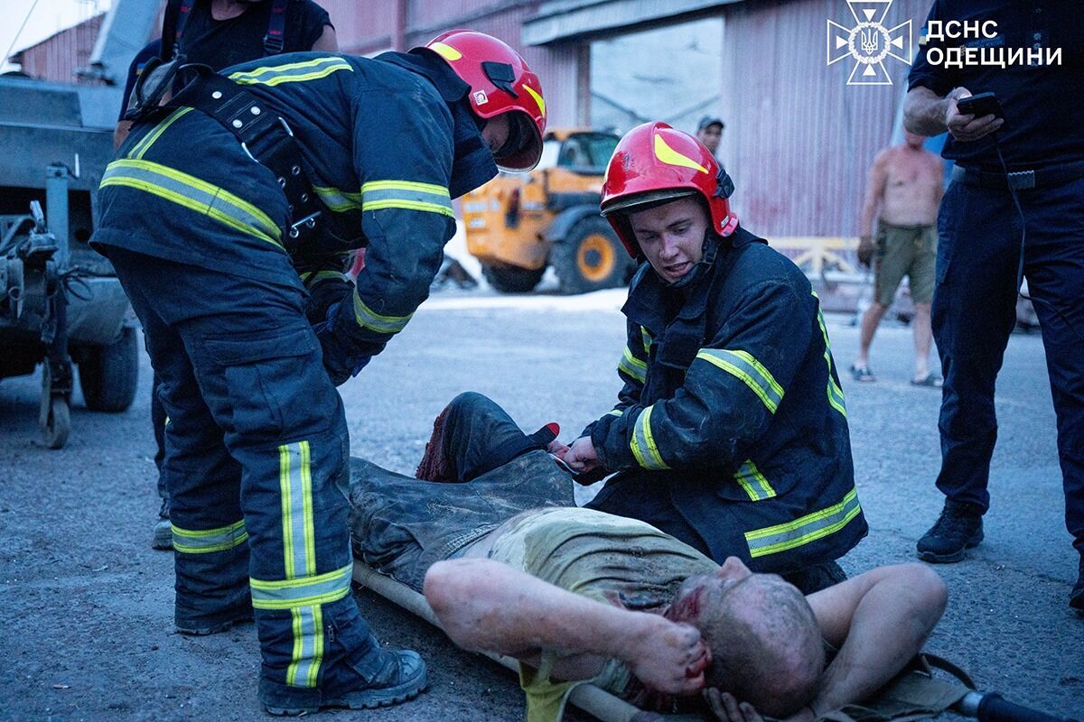 В порту Одессы из-за разрушения здания погиб мужчина, другой получил ранения: детали трагедии. Фото и видео