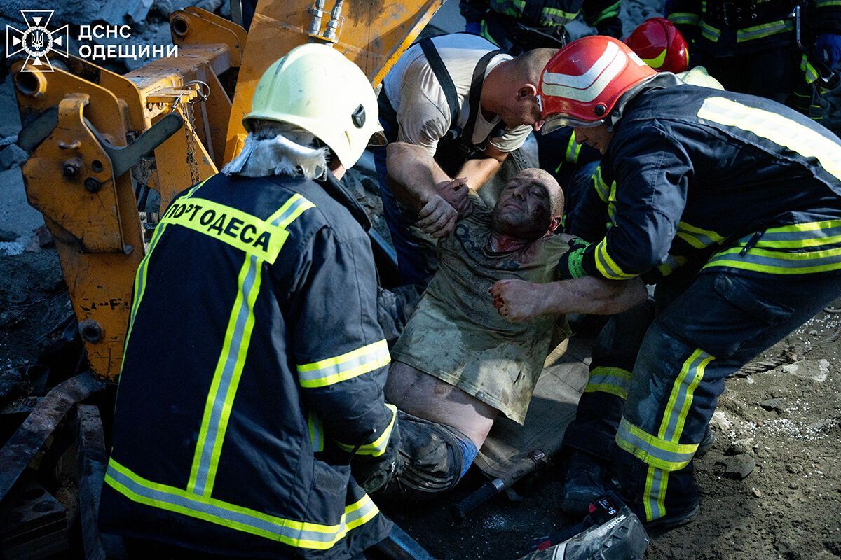 У порту Одеси через руйнування будівлі загинув чоловік, інший дістав поранення: деталі трагедії. Фото і відео