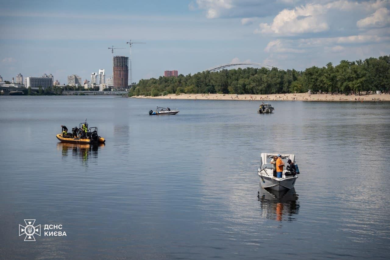 Тіло хлопця, який зірвався з канатної переправи по Дніпру у Києві, не знайшли: пошуки продовжаться зранку