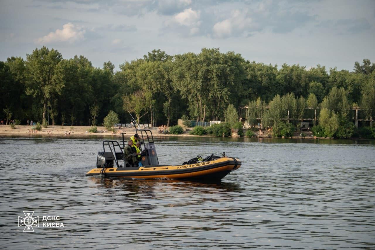 Тело парня, сорвавшегося с канатной переправы по Днепру в Киеве, не нашли: поиски продолжатся утром