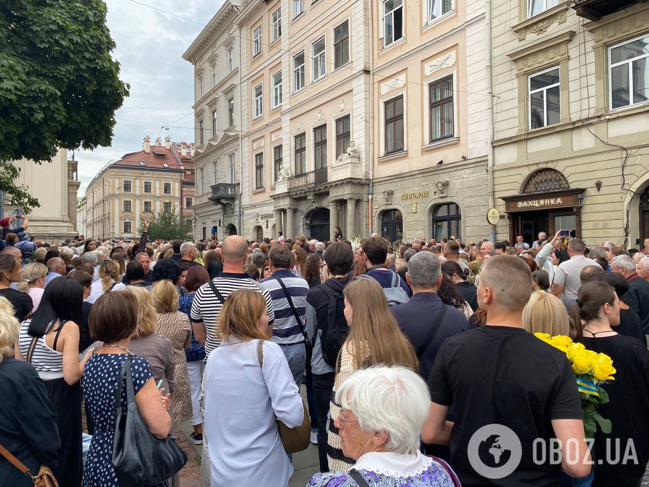 Попрощатися з Іриною Фаріон у Львові прийшли тисячі людей: усі подробиці, фото та відео