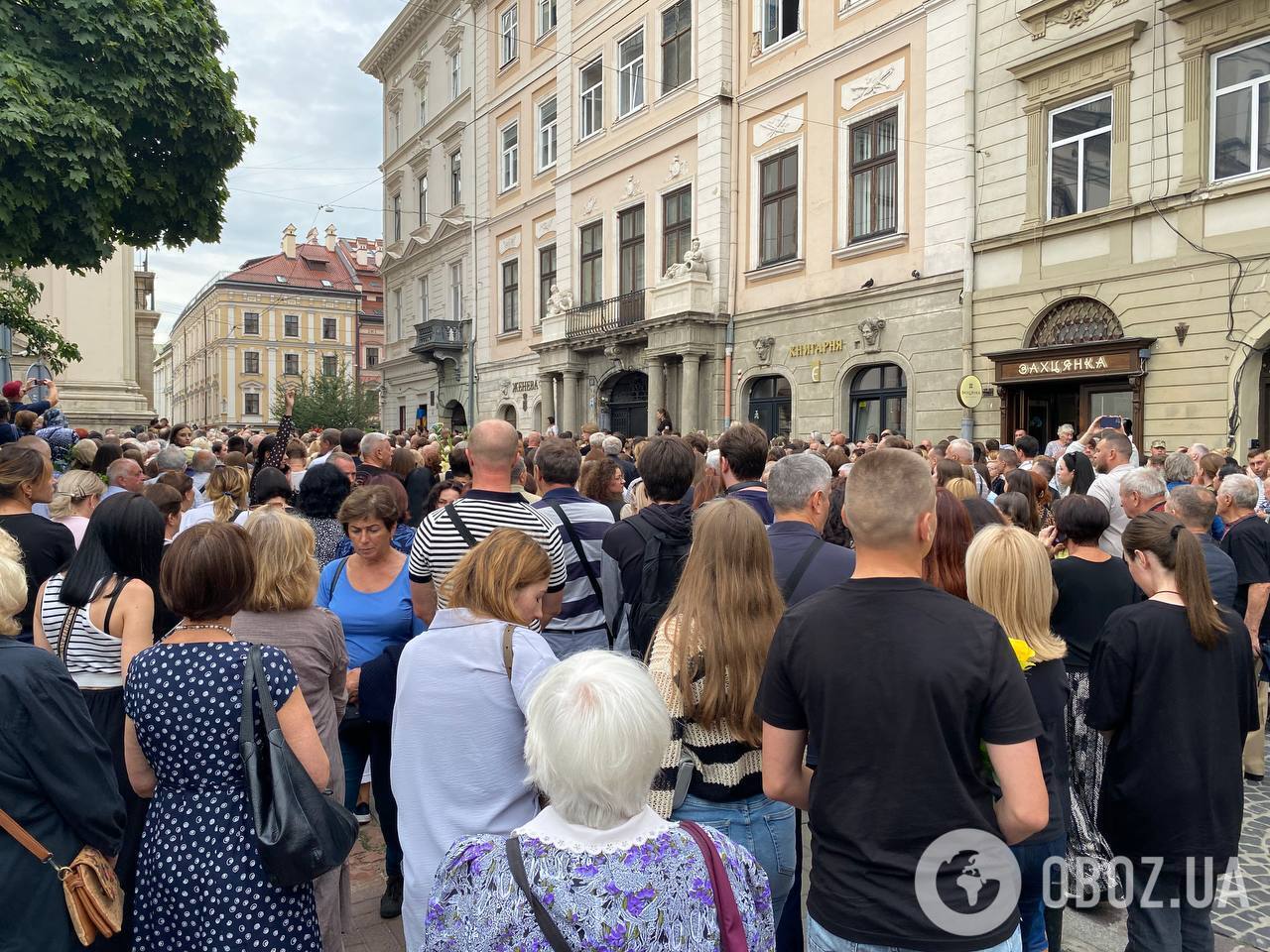 Попрощатися з Іриною Фаріон у Львові прийшли тисячі людей: усі подробиці, фото та відео