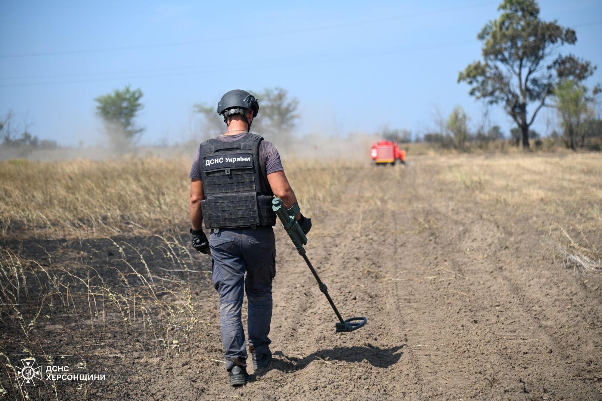 Як відбувається розмінування на Херсонщині: у ДСНС показали роботу сучасної машини MV-4. Фото та відео