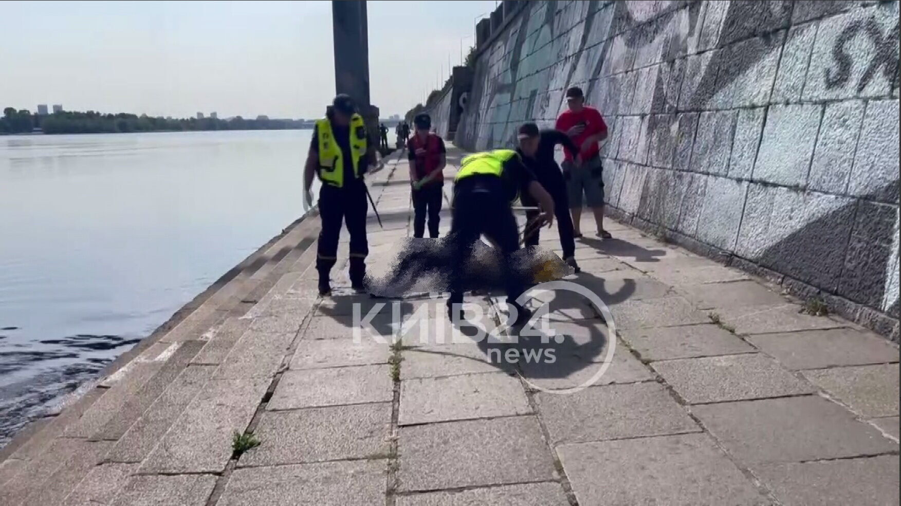 В Киеве спасатели обнаружили тело парня, который упал с аттракциона в Днепр из-за обрыва троса. Подробности трагедии