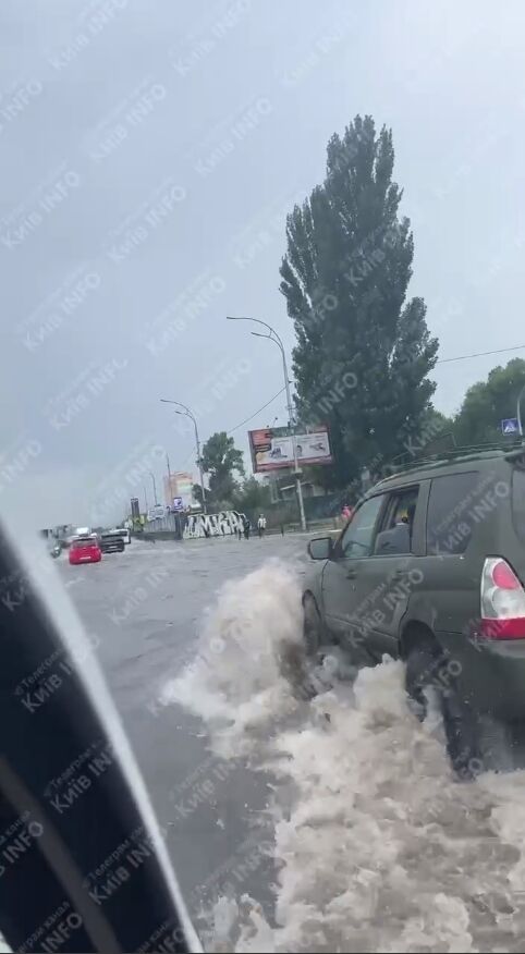 Киев и область после обеда накрыла сильная гроза, дороги превратились в реки. Фото и видео