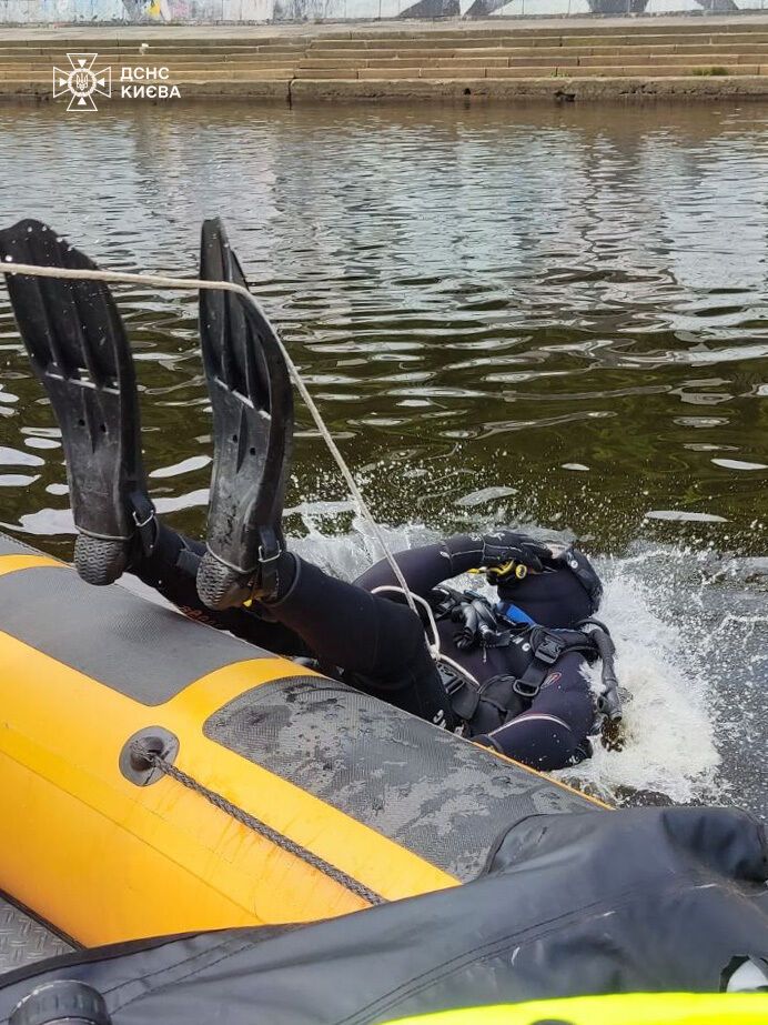 У Києві рятувальники знайшли тіло хлопця, який впав з атракціону в Дніпро через обрив троса. Подробиці трагедії