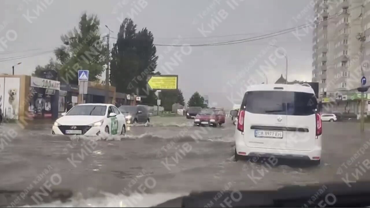 Киев и область после обеда накрыла сильная гроза, дороги превратились в реки. Фото и видео