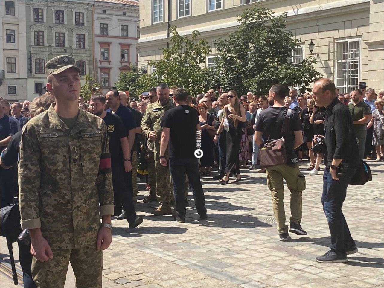 Пришли сотни людей: во Львове простились с Фарион, среди присутствующих были военные. Фото и видео