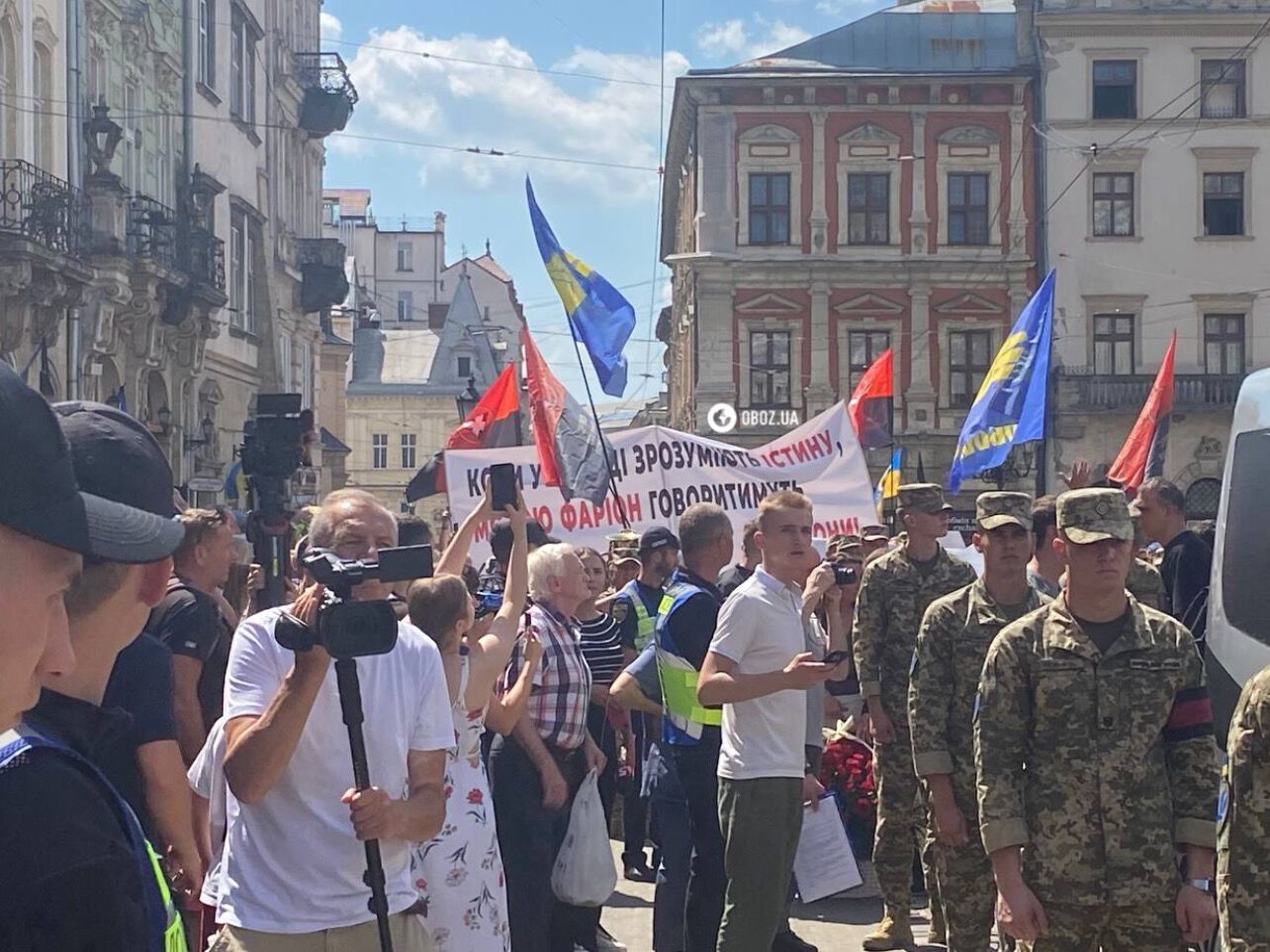 Пришли сотни людей: во Львове простились с Фарион, среди присутствующих были военные. Фото и видео