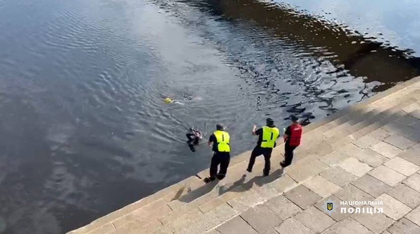 В Киеве спасатели обнаружили тело парня, который упал с аттракциона в Днепр из-за обрыва троса. Подробности трагедии