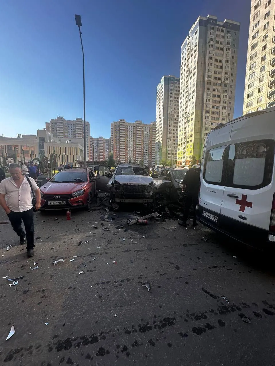У Москві підірвали авто заступника начальника центру супутникового зв'язку ЗС РФ: йому відірвало ступні. Фото і відео