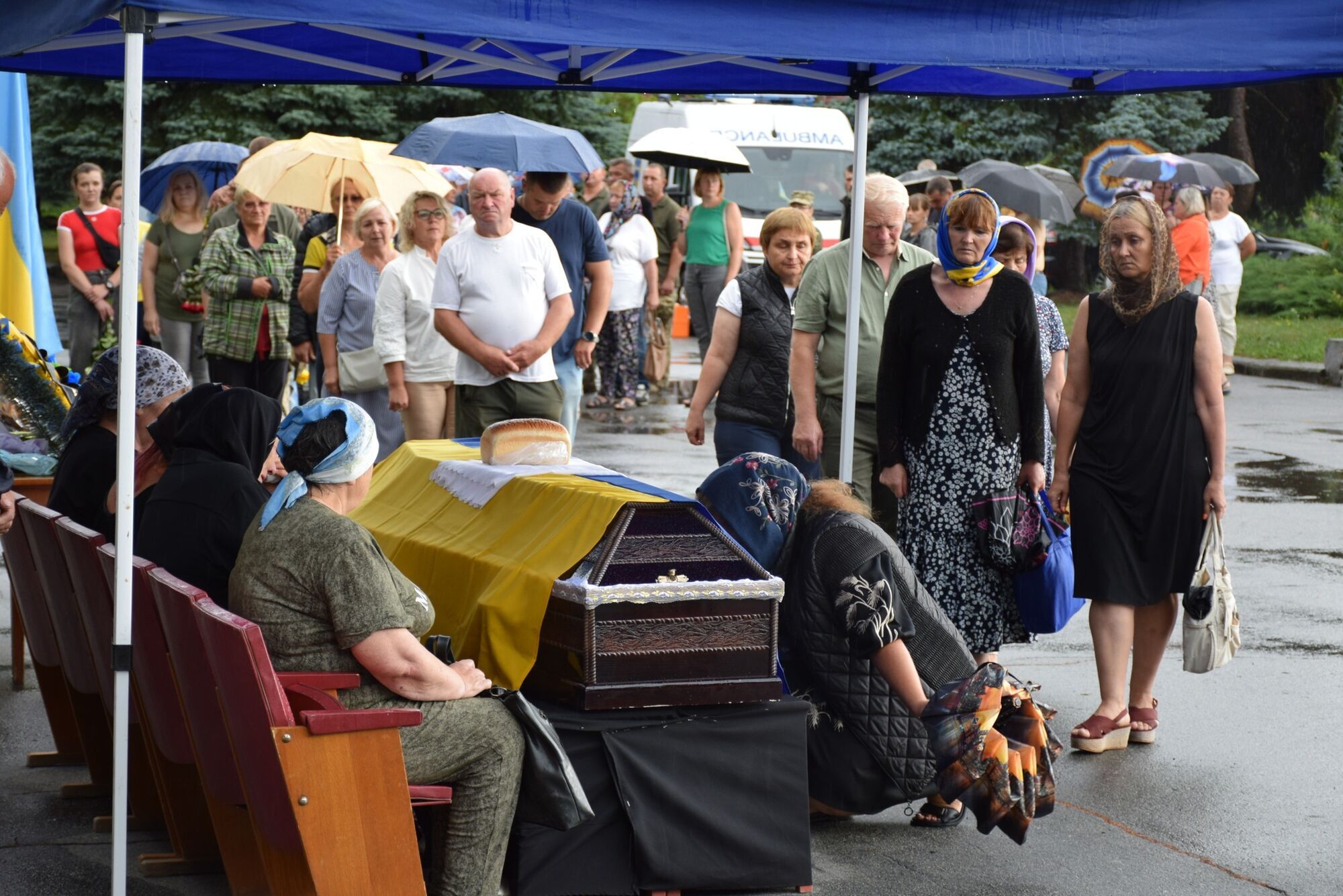 Віддав життя за Україну: на Хмельниччині попрощалися зі стрільцем, який загинув у боях на Запорізькому напрямку. Фото 