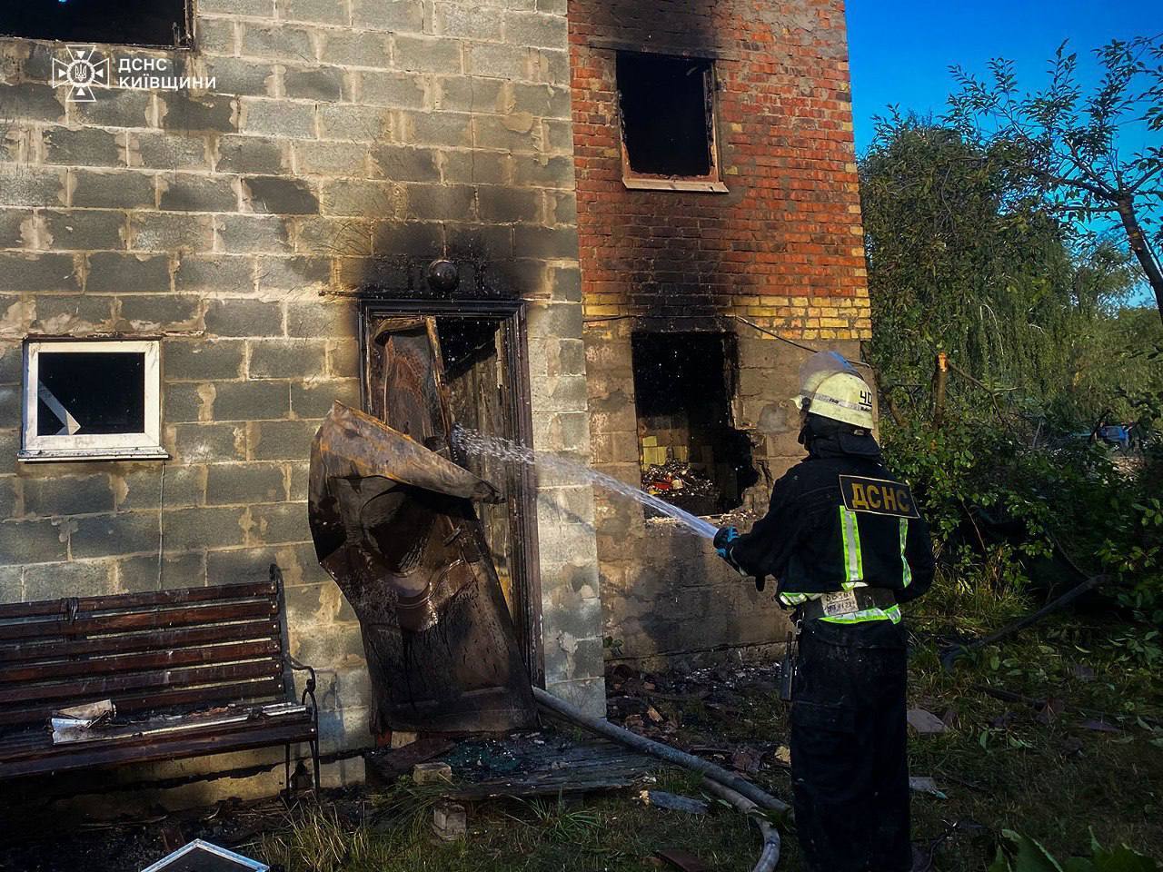 Пошкоджено будинки та адмінбудівлю: у КОВА розповіли про наслідки чергової російської атаки на Київщину. Фото і відео