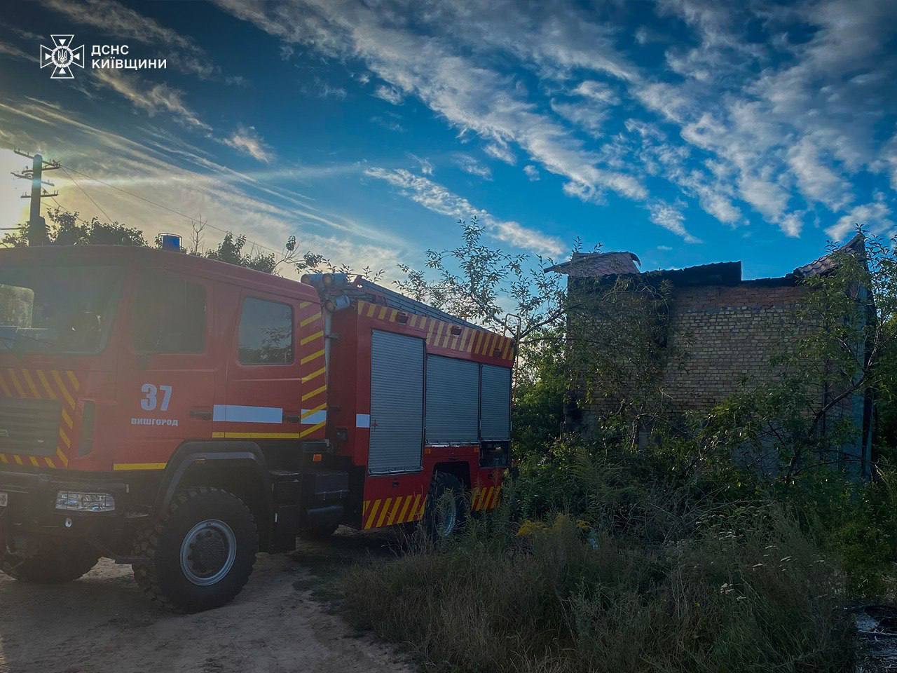 Пошкоджено будинки та адмінбудівлю: у КОВА розповіли про наслідки чергової російської атаки на Київщину. Фото і відео