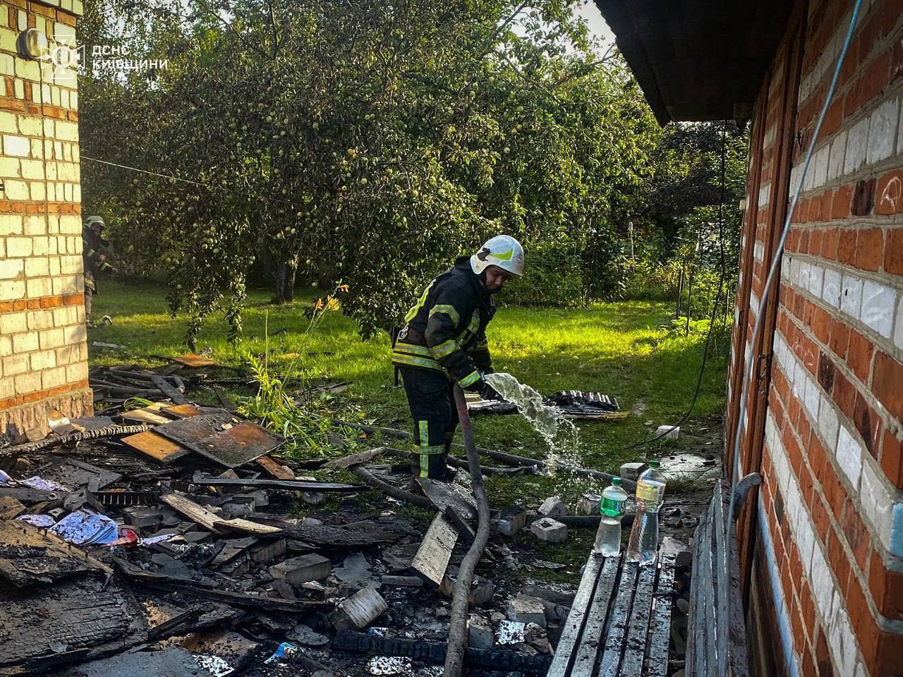 Пошкоджено будинки та адмінбудівлю: у КОВА розповіли про наслідки чергової російської атаки на Київщину. Фото і відео