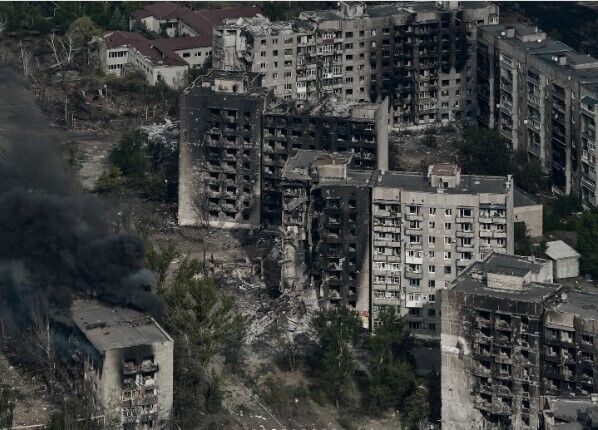 "Торецьк у вогні": мережу вразили фото зруйнованого окупантами міста, зроблені з висоти