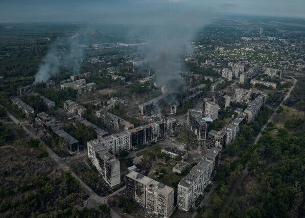 "Торецьк у вогні": мережу вразили фото зруйнованого окупантами міста, зроблені з висоти