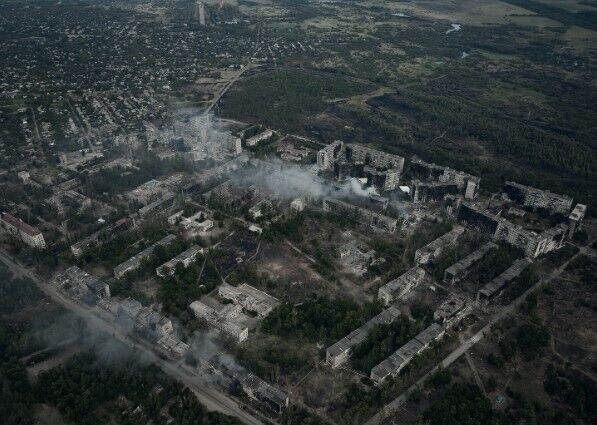 "Торецьк у вогні": мережу вразили фото зруйнованого окупантами міста, зроблені з висоти