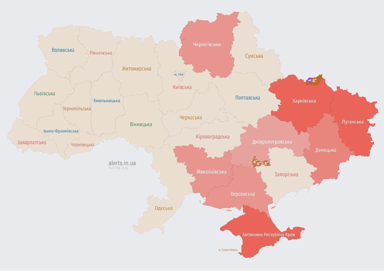 Україною шириться повітряна тривога: ворог запустив "Шахеди" одразу з двох напрямків
