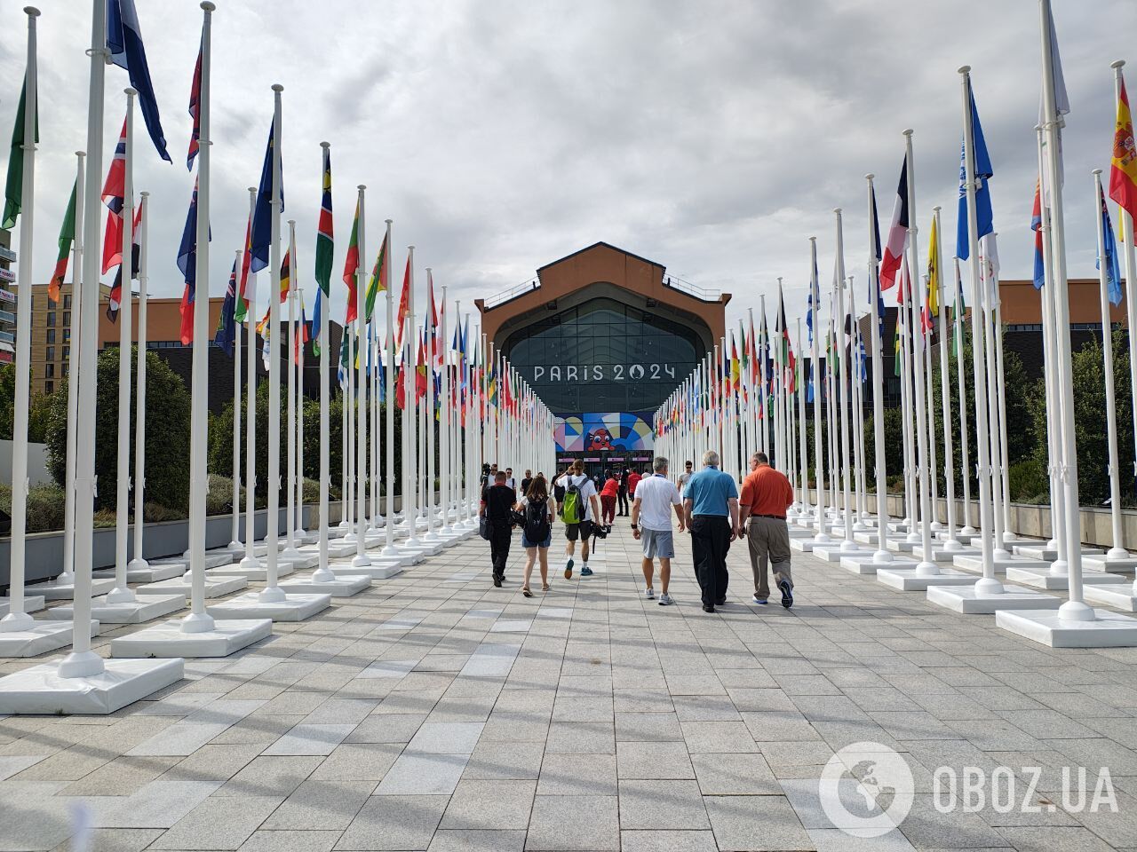 "Картонні ліжка" і всюди поліція: чого не вистачає українським олімпійцям в Парижі і що треба ховати в районі селища атлетів