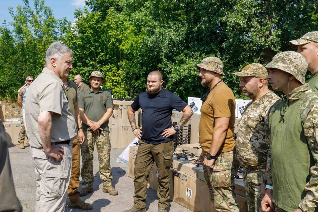 Політики привезли допомогу бійцям