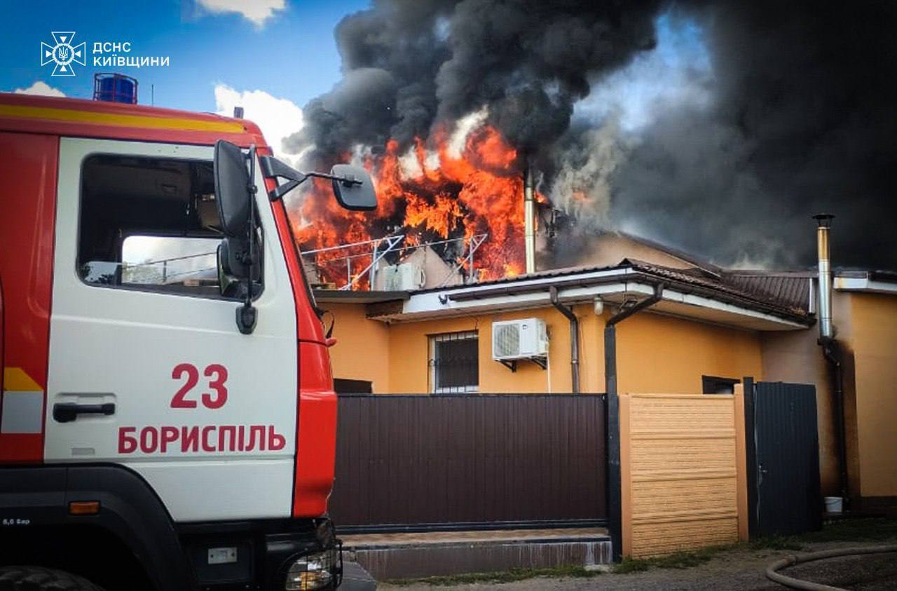 В Киевской области произошел масштабный пожар в пекарне. Подробности и фото