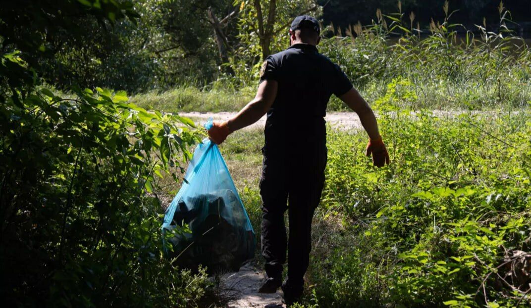 В Киеве в Голосеевском парке во время толоки обнаружили обломки русского дрона. Фото