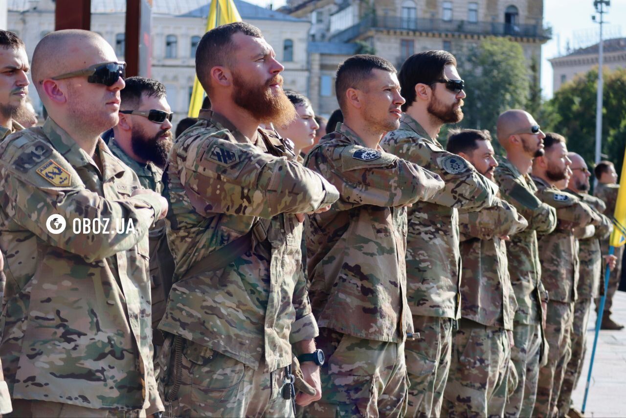 Бійці бригади "Азов" влаштували перформанс на відкритті виставки пам'яті загиблих під час теракту в Оленівці. Фото і відео