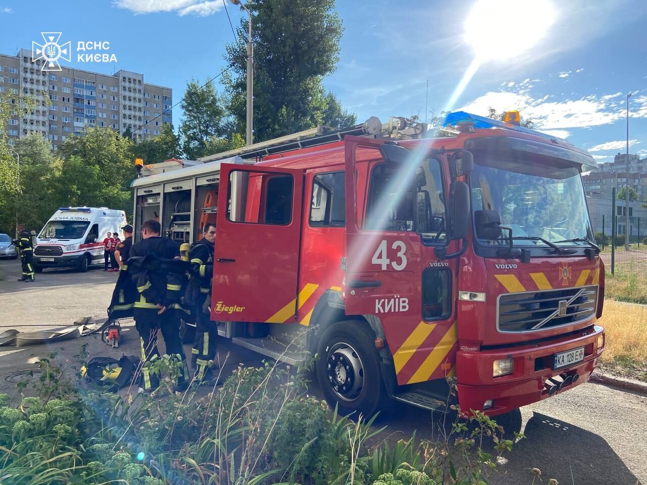 В Киеве на Троещине во время тушения пожара из дома были эвакуированы 18 человек. Подробности и фото