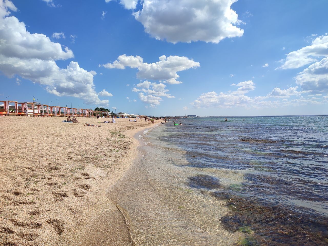 "Суп" із медуз та водоростей, жахлива спека та відсутність світла: як російські туристи відпочивають в окупованому Криму