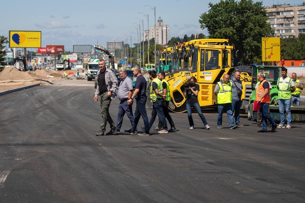 Рух планують відкрити наприкінці літа: Кличко показав, як ремонтують одну з ділянок Великої кільцевої дороги. Фото