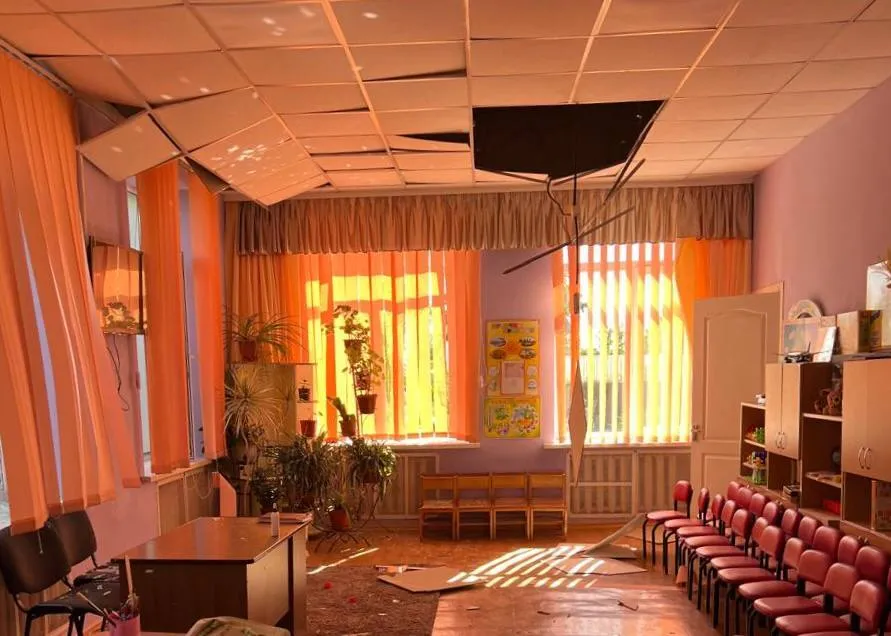 Росіяни обстріляли школу і дитячий садочок на Полтавщині: є загибла і поранені. Фото
