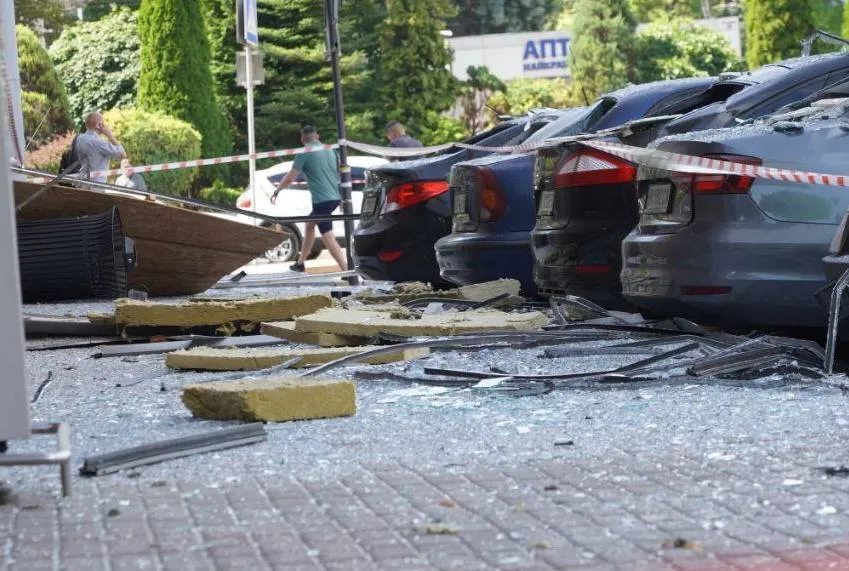 Оккупанты ударили по Днепру, есть разрушения: пять человек погибли, 53 ранены. Фото и видео