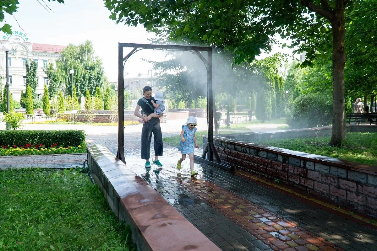 У Києві встановили рамки-розпилювачі води: де можна охолодитись у спеку