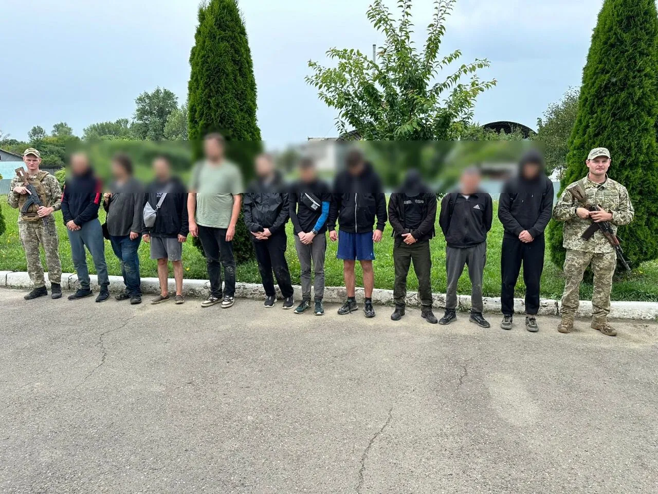 Тиса уже не в тренде: пограничники поймали десять уклонистов, которые пытались прокрасться в Венгрию по пшеничному полю. Видео