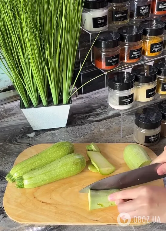 Як смачно посмажити кабачки на сковорідці: з часником і соєвим соусом