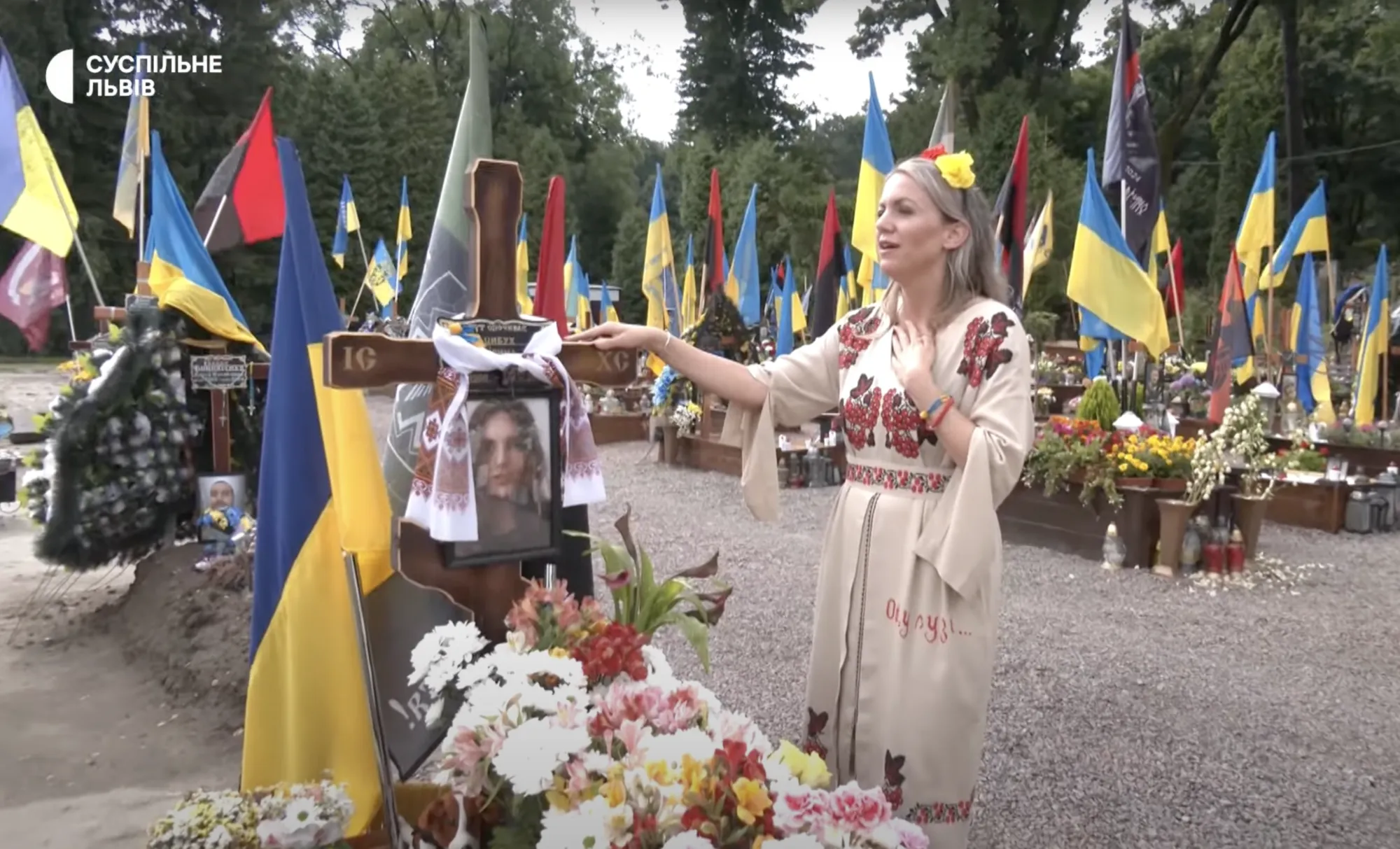 Німецька співачка Марлен Маас приїхала на кладовище військових у Львові та заспівала українською мовою. Відео