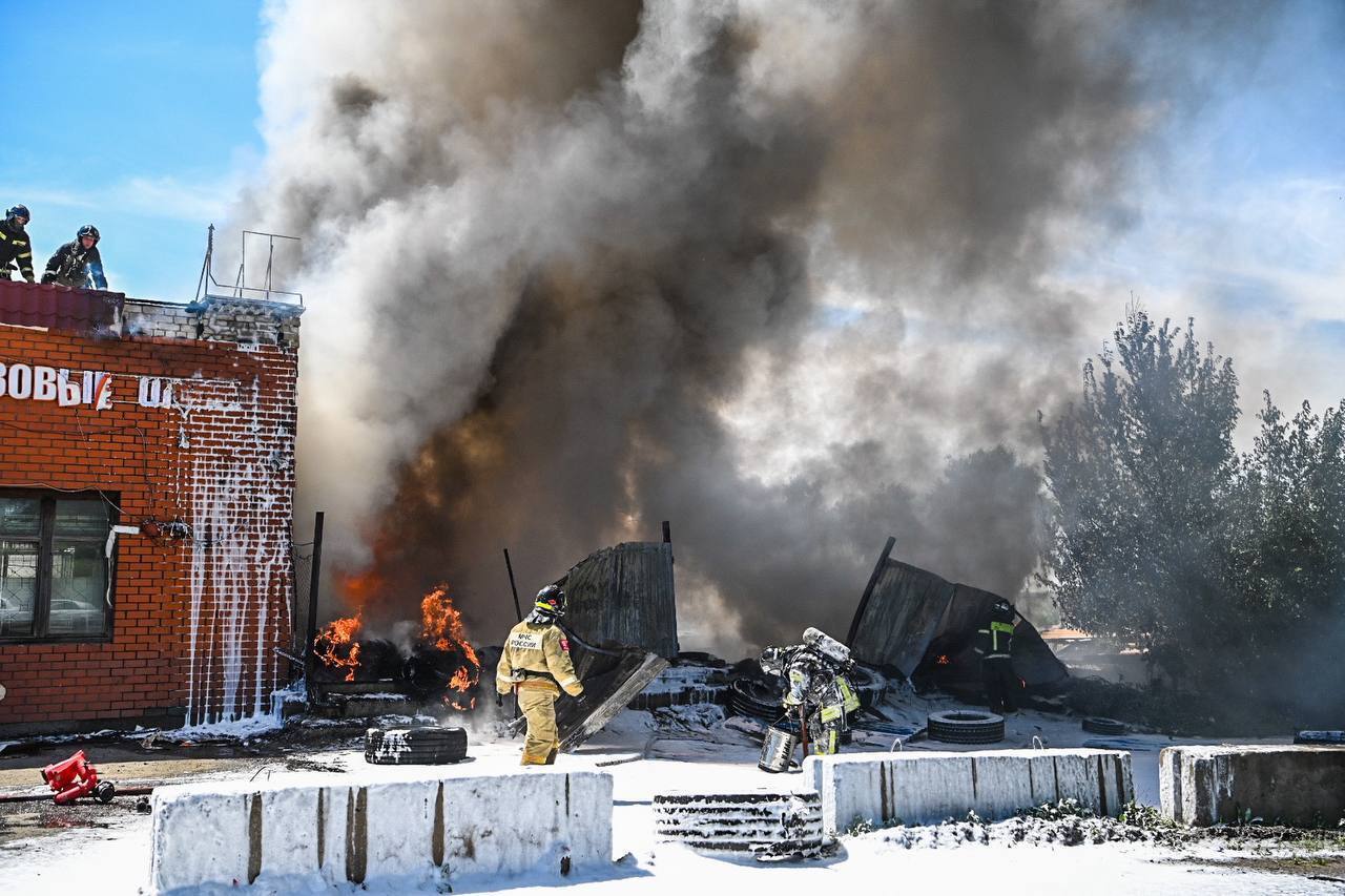 У Бєлгороді прогриміли вибухи, спалахнула пожежа: скаржаться на ракетну атаку. Фото і відео
