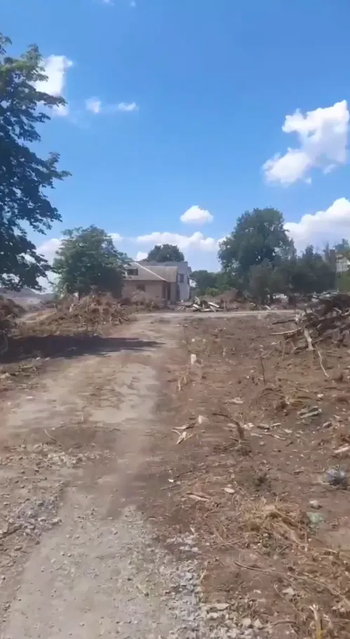 Знищили не лише будівлі, а й дерева: окупанти в Маріуполі демонтували дитячий табір. Відео 