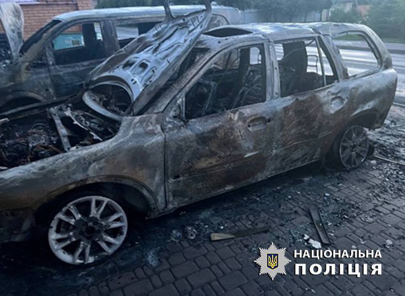 На Київщині затримали чоловіка і жінку, які спалили автівки військовослужбовців та волонтерів. Фото і відео