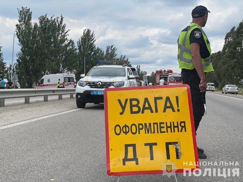 Водитель не справился с управлением: в Запорожье произошло ДТП, есть погибшие и пострадавшие. Фото